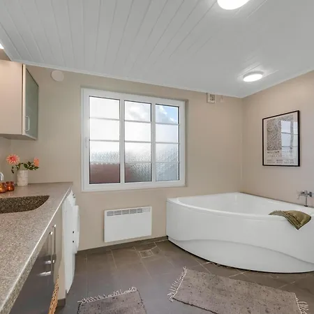 Charming With Outdoor Hot Tub, In The Center Of Sondervig And Only 230 Meters From The North Sea Casa de Férias