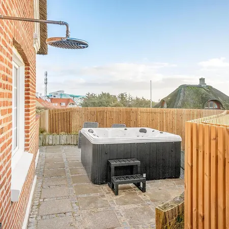 Casa de Férias Charming With Outdoor Hot Tub, In The Center Of Sondervig And Only 230 Meters From The North Sea Ringkøbing