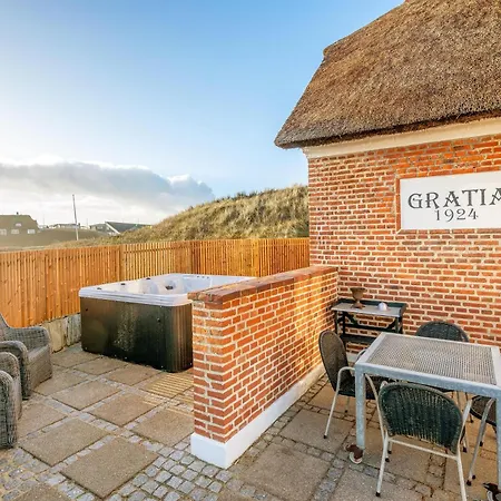 Casa de Férias Charming With Outdoor Hot Tub, In The Center Of Sondervig And Only 230 Meters From The North Sea Ringkøbing