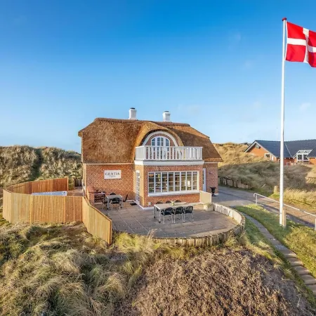 Charming With Outdoor Hot Tub, In The Center Of Sondervig And Only 230 Meters From The North Sea
