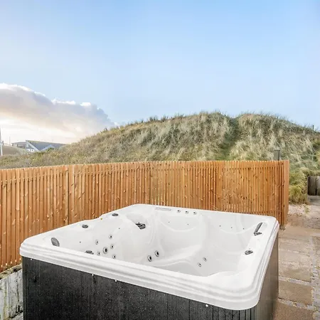 Casa de Férias Charming With Outdoor Hot Tub, In The Center Of Sondervig And Only 230 Meters From The North Sea Ringkøbing