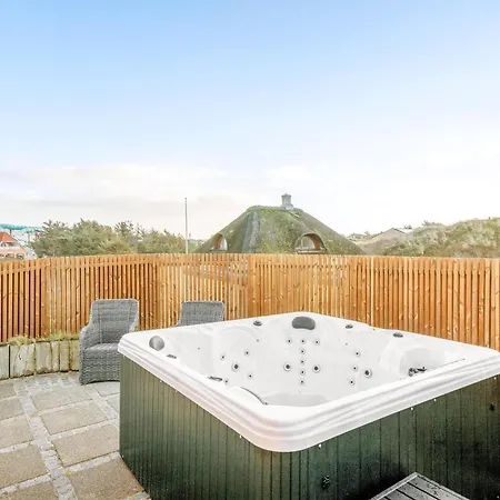 Charming With Outdoor Hot Tub, In The Center Of Sondervig And Only 230 Meters From The North Sea Ringkøbing